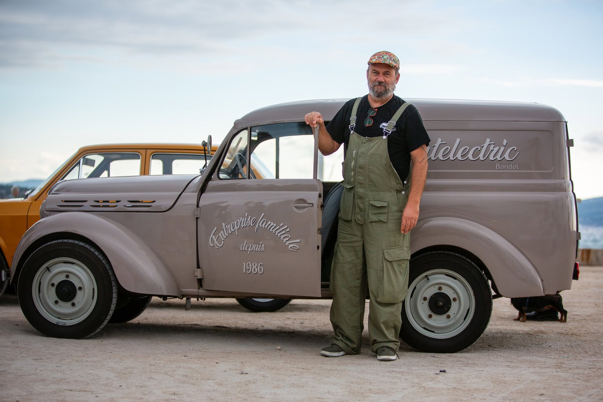 Camionnette Renault vintage et son proprietaire devant l atelier Autelectric Bandol