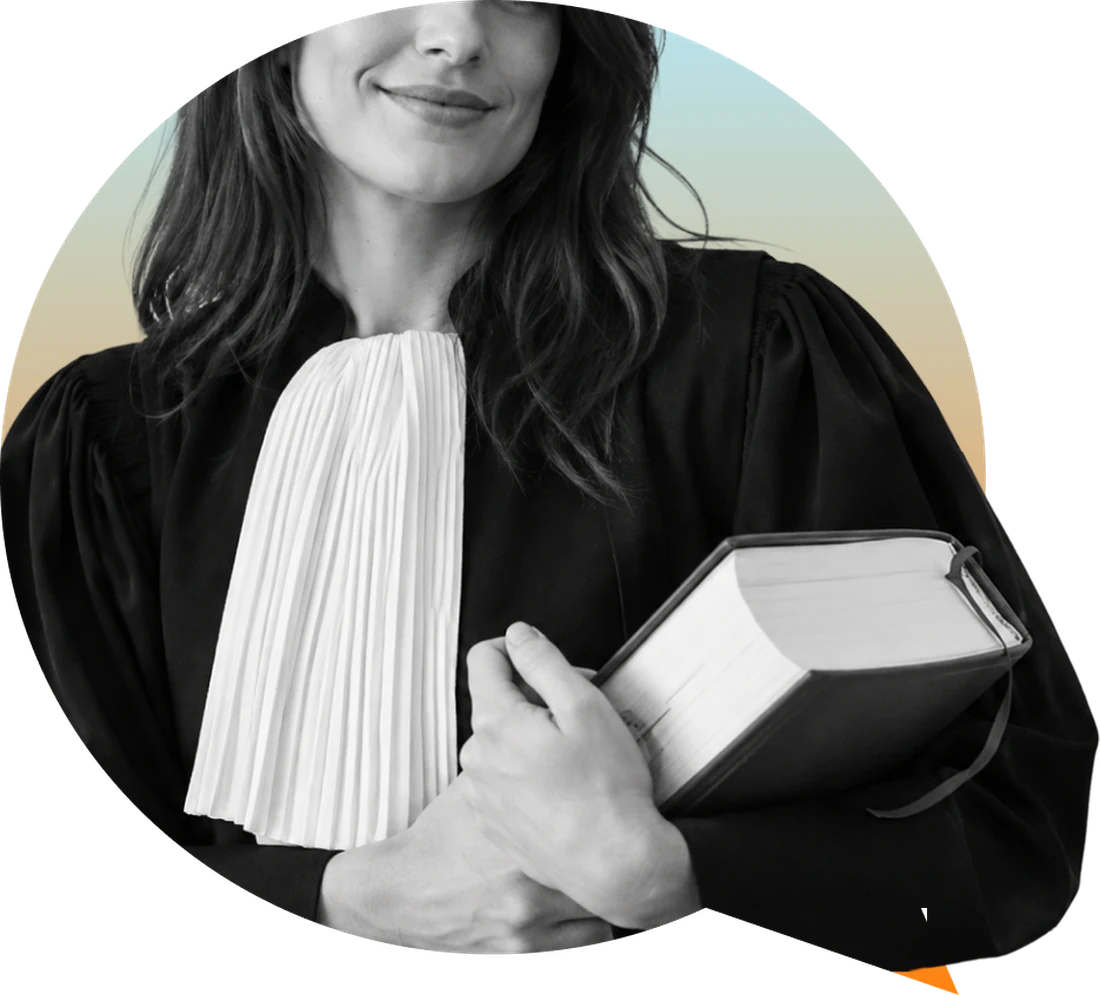 Avocate en robe, un code juridique sous le bras, illustrant la protection des documents