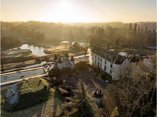 Vue aerienne du chateau et du parcours de golf au lever du soleil