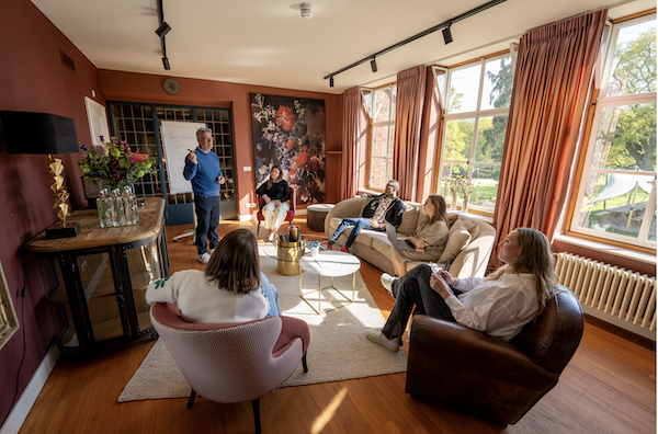 Equipe reunie en atelier de reflexion dans un salon