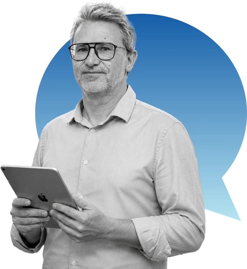 Philippe Hortail, gérant de Conteur de Vitesse, une tablette à la main