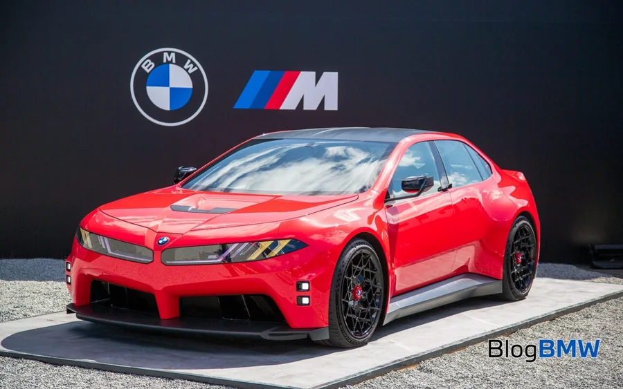 BMW Concept M Neue Klasse rouge exposée devant les logos BMW et M au Mans