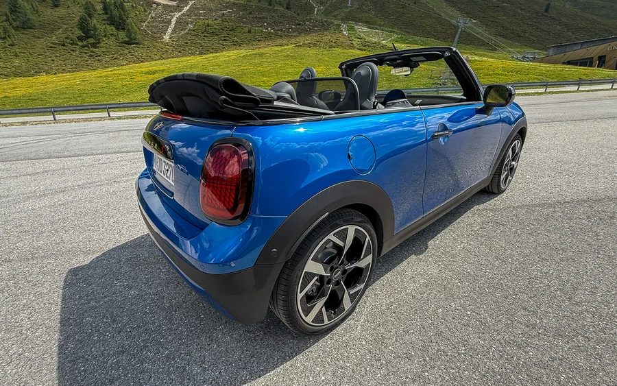 MINI Cabriolet bleue vue de l’arrière sur une route de montagne au Tyrol