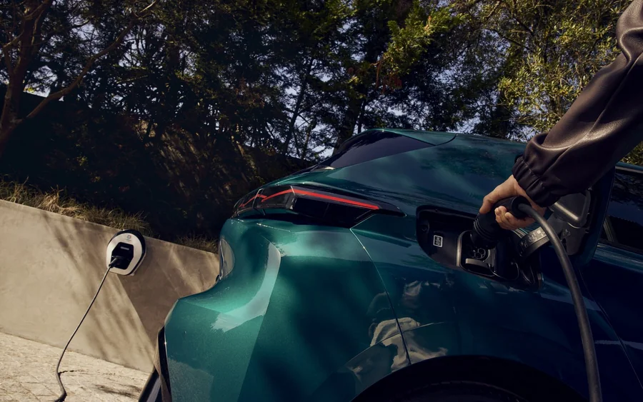 Recharge d’un véhicule électrique branché à une borne, gros plan sur le connecteur