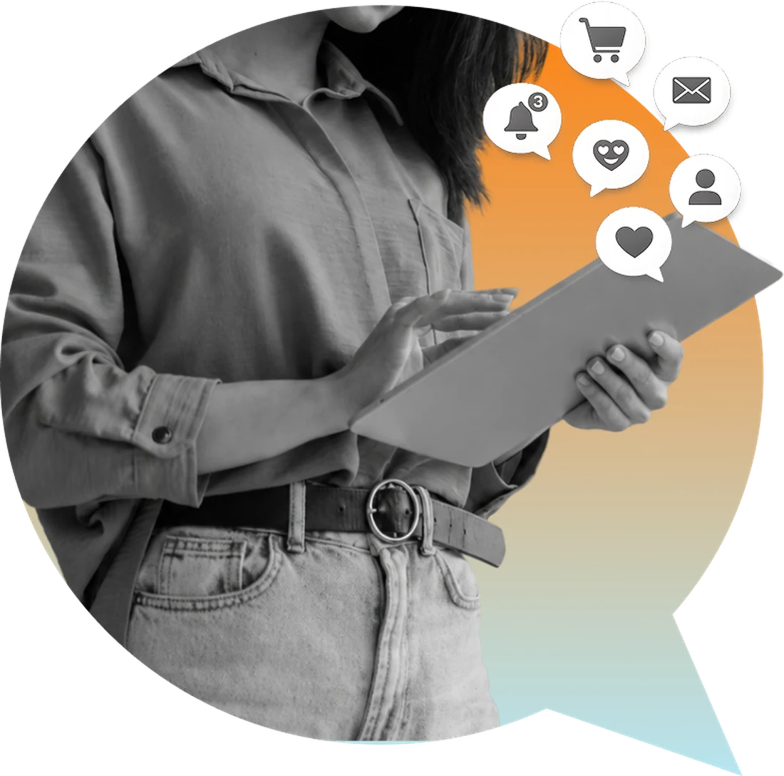 Community manager consultant une tablette, entourée de bulles de notifications sociales
