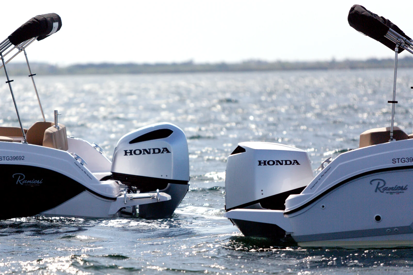Moteurs hors-bord Honda sur deux bateaux Ranieri